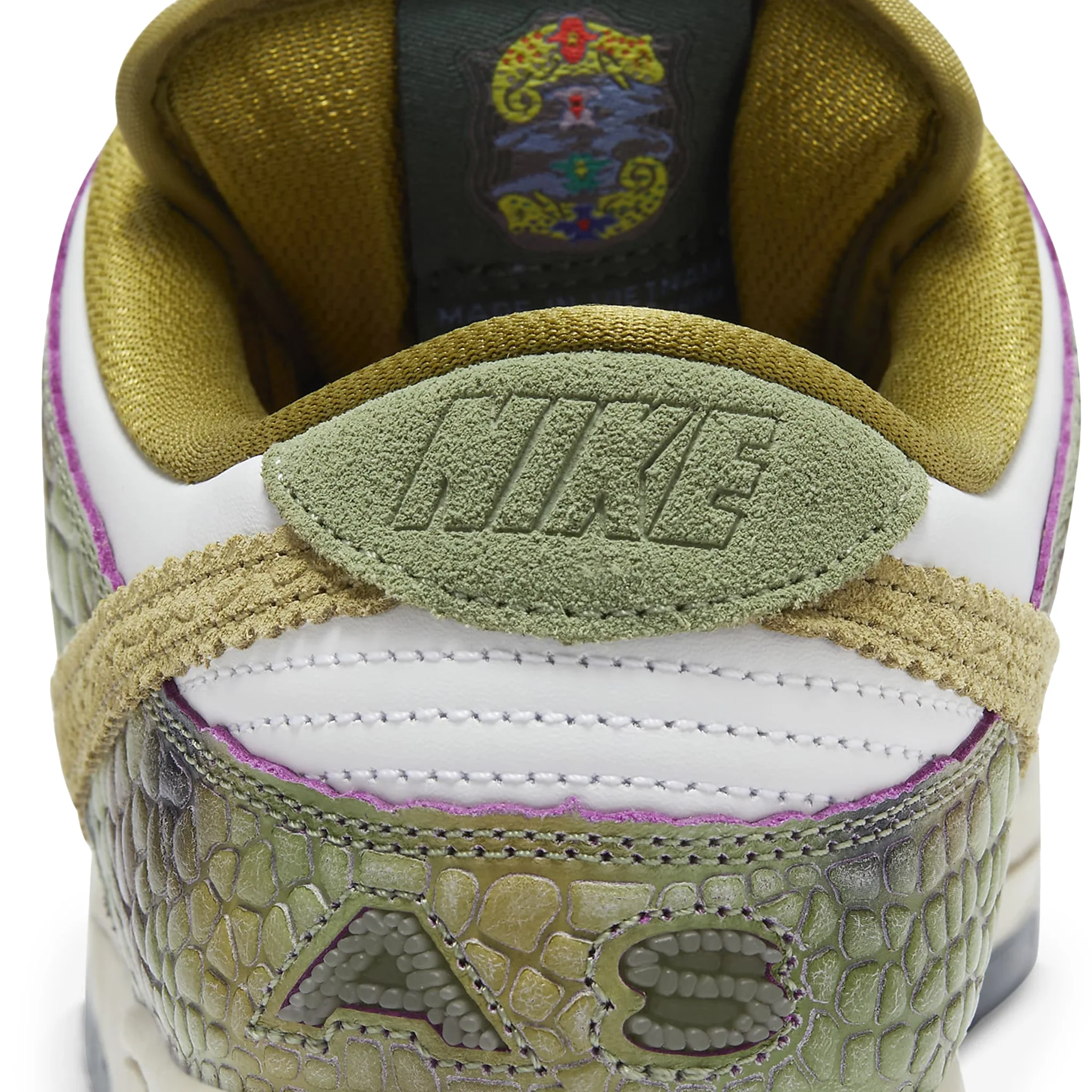 Back detail view of Alexis Sablone x Nike SB Dunk Low Chameleon HJ3386-300