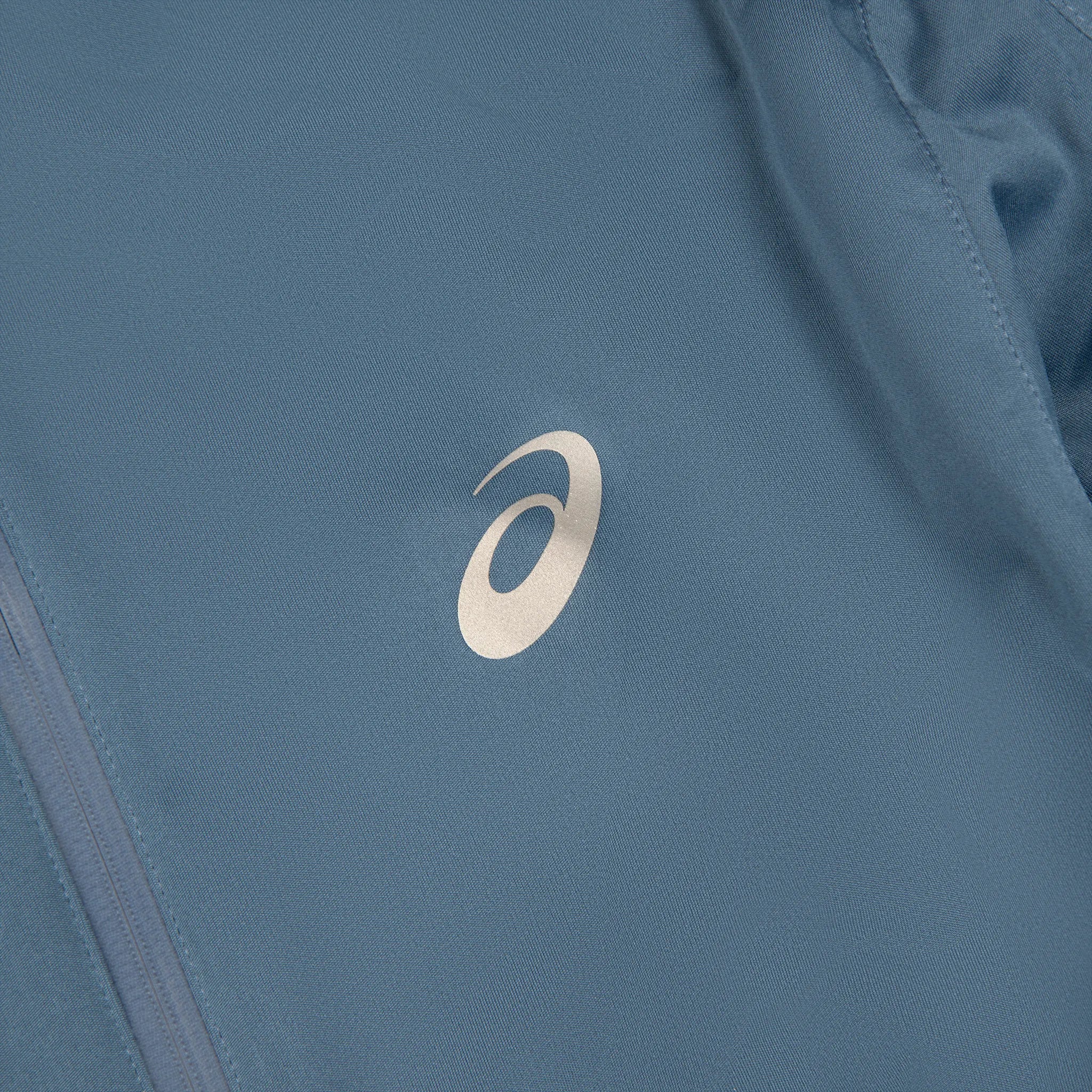 Detail view of Asics Accelerate Grand Shark Running Jacket 2011A709-400