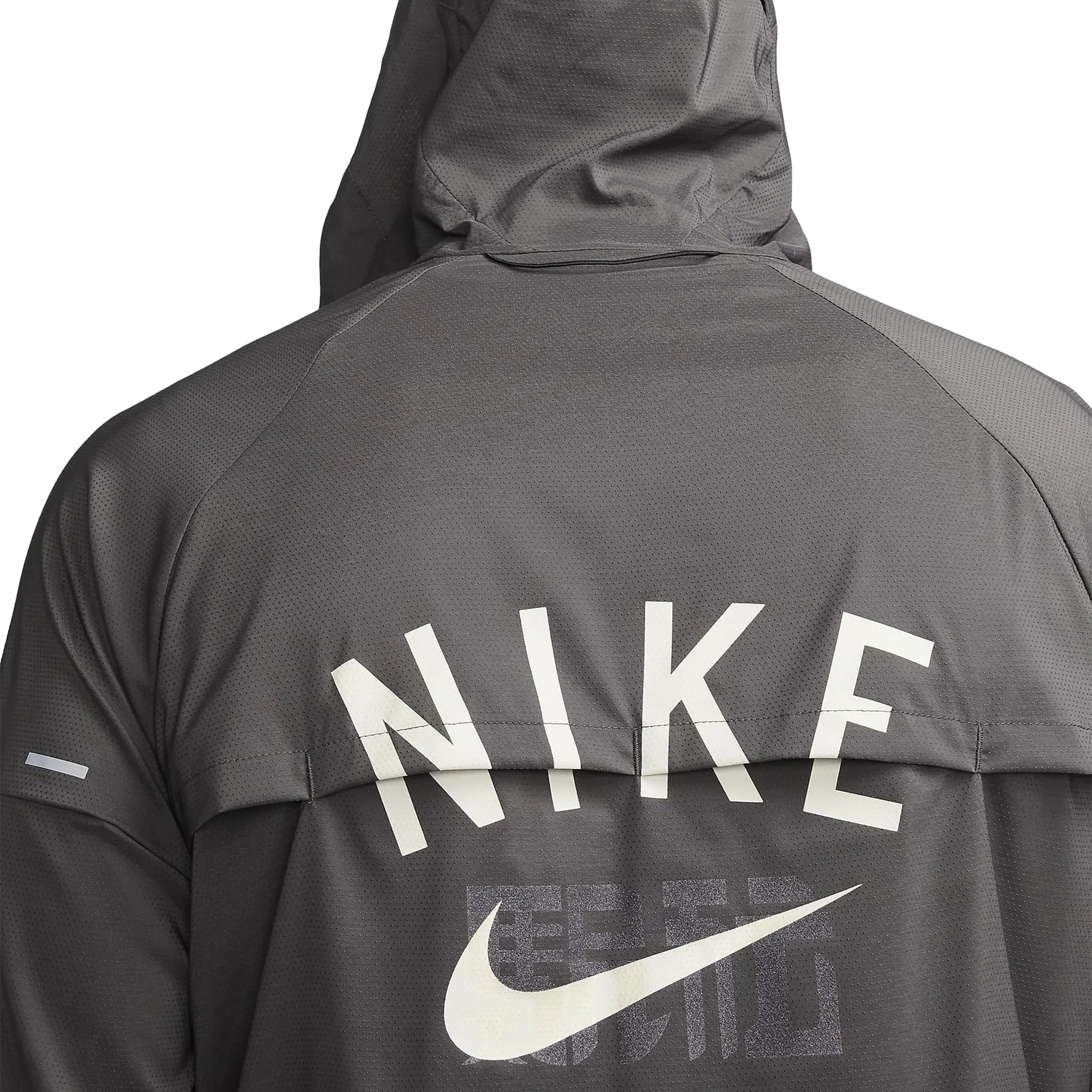 Model back detail Nike Repel Packable UV Grey Windrunner FQ8016-254