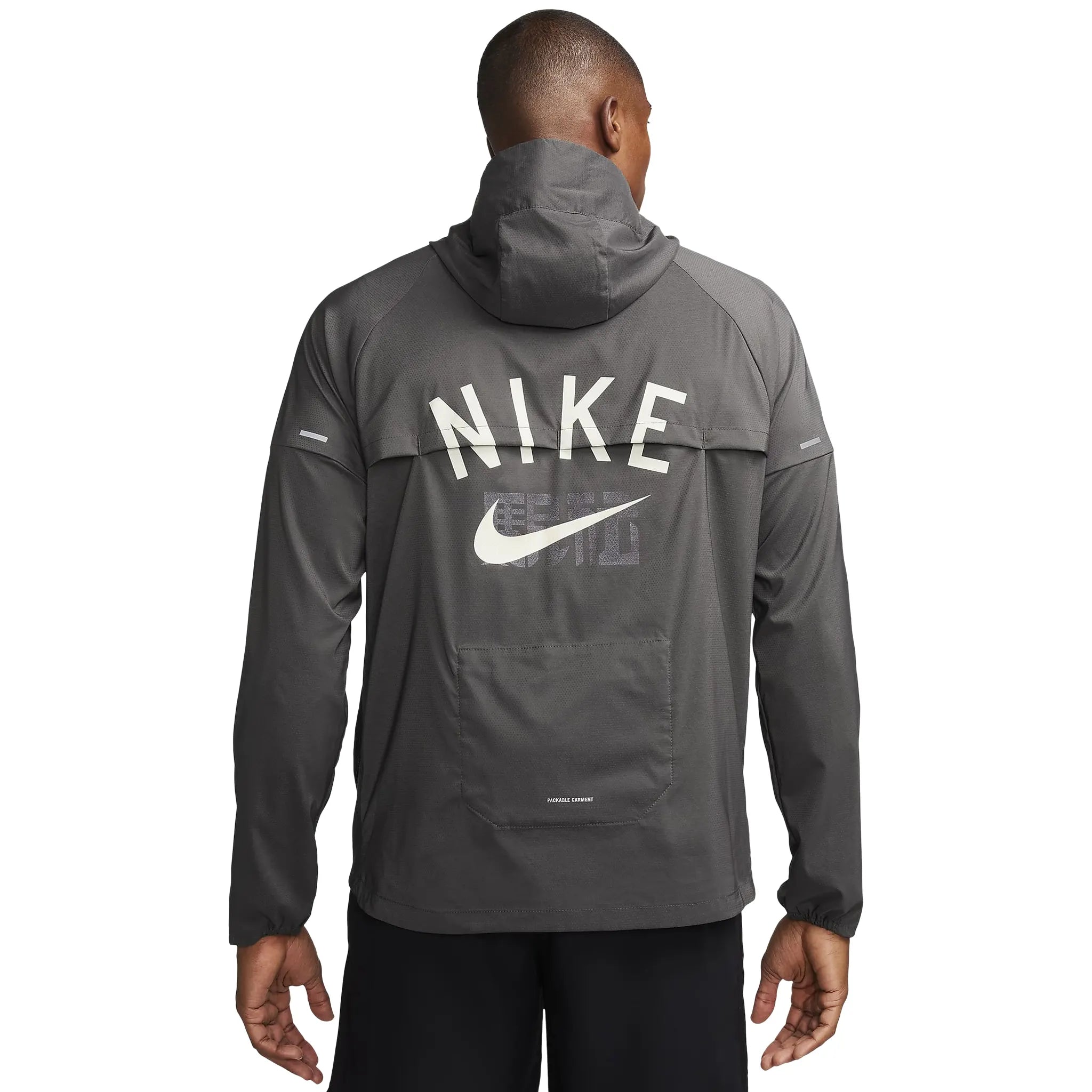 Model back Nike Repel Packable UV Grey Windrunner FQ8016-254