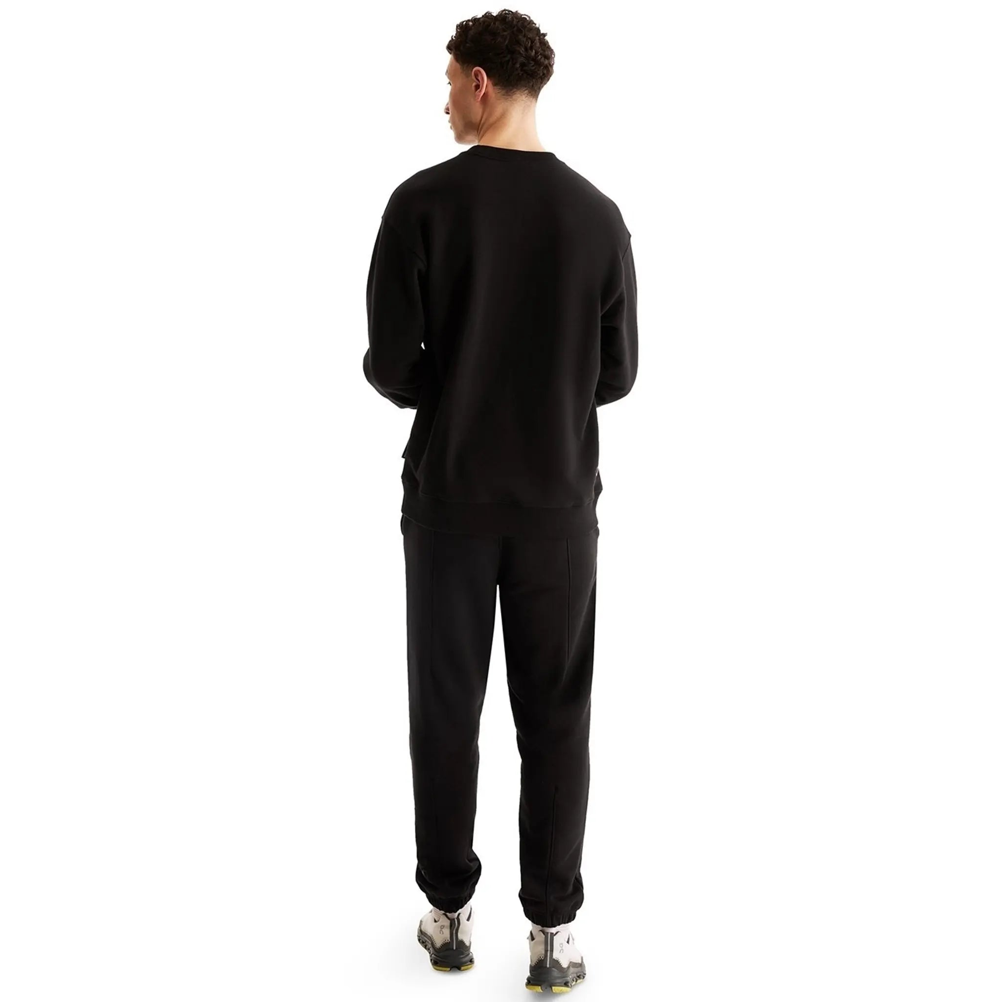 Model Back view of On Running Club Crew Black Sweatshirt 1ME10340553