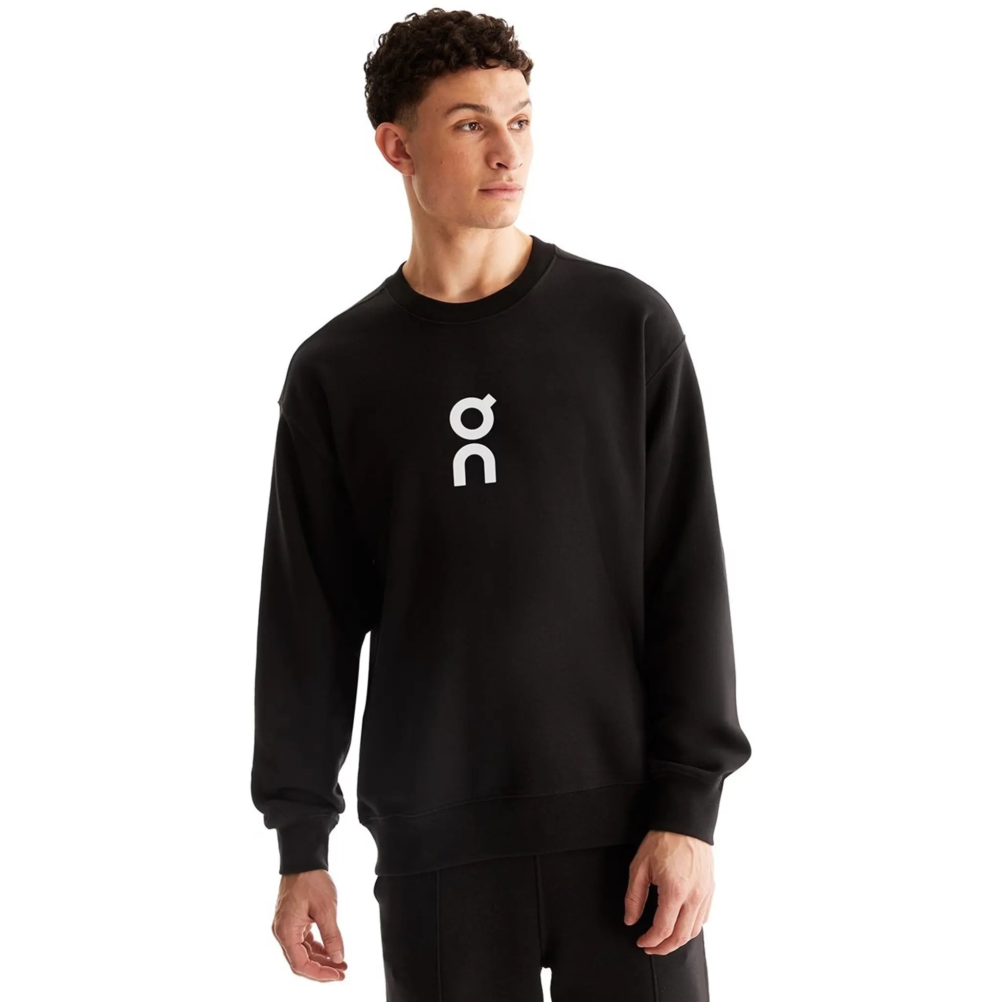 Model Front view of On Running Club Crew Black Sweatshirt 1ME10340553